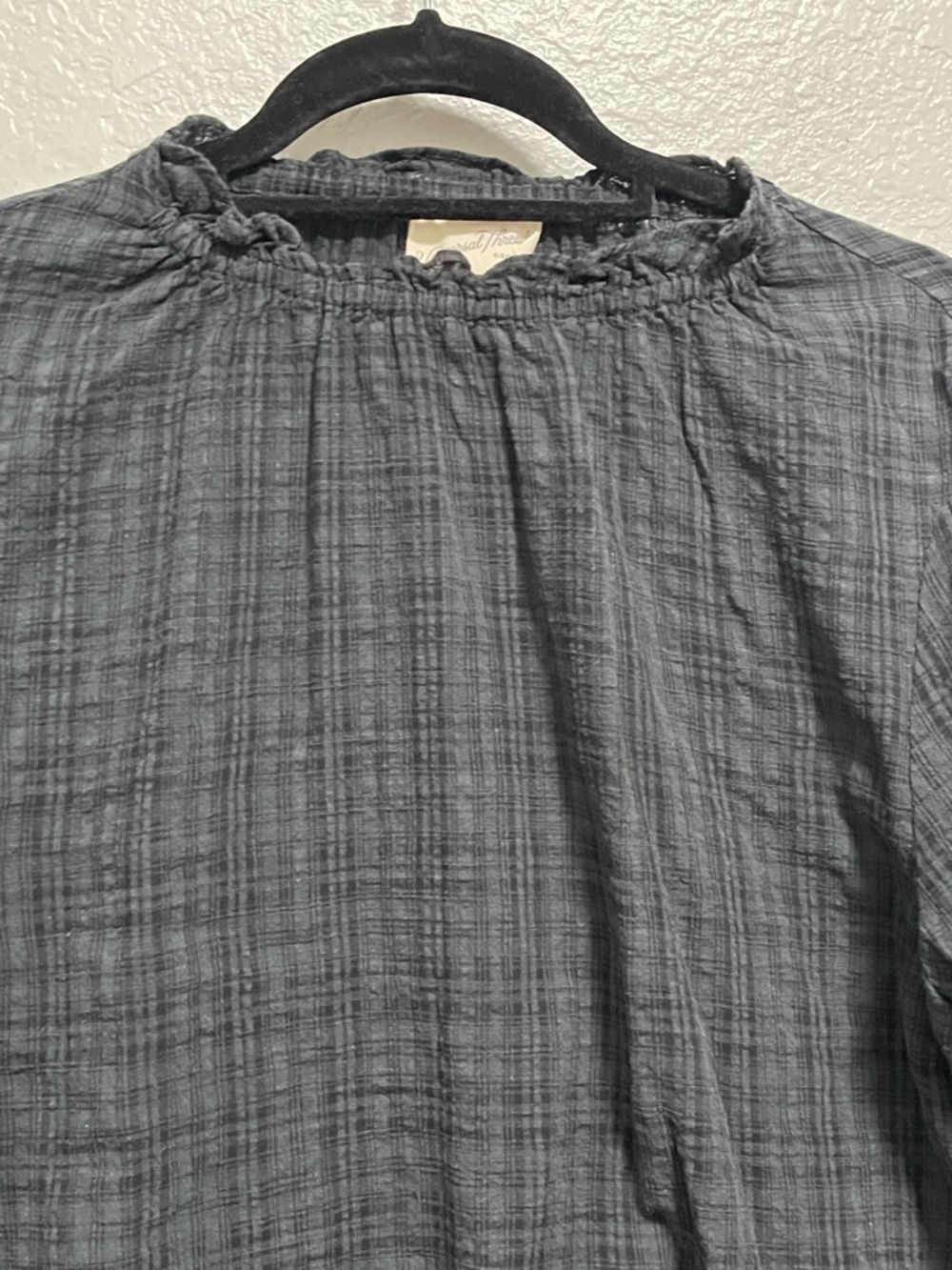 Universal Thread black textured peasant top w gathered neck and sleeve MEDIUM - Picture 2 of 5